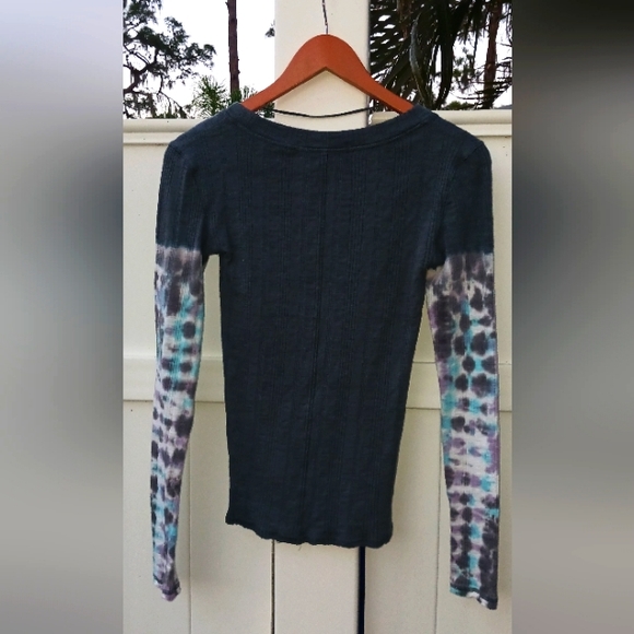 The Perfect Long Sleeve 'Must-Have' Tee. - Picture 3 of 4